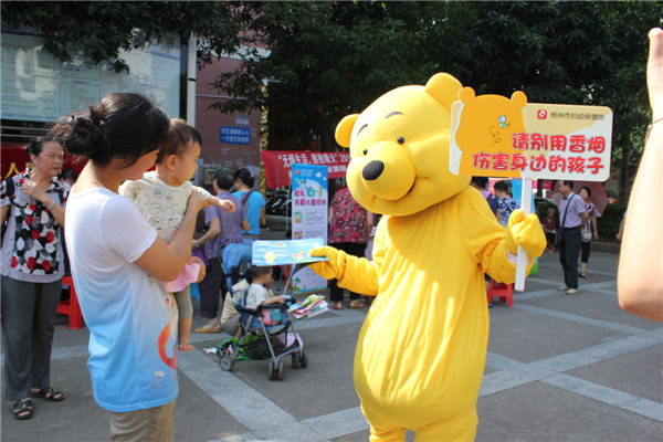 5月29日，梧州市婦幼保健院到潘塘公園參與衛(wèi)生系統(tǒng)開展的世界無煙日宣傳活動(dòng)，該院醫(yī)務(wù)人員扮成可愛的卡通造型，呼吁市民為孩