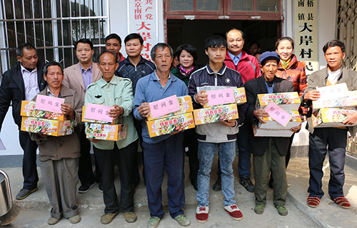 蒼梧縣總工會領(lǐng)導(dǎo)進行慰問困難職工