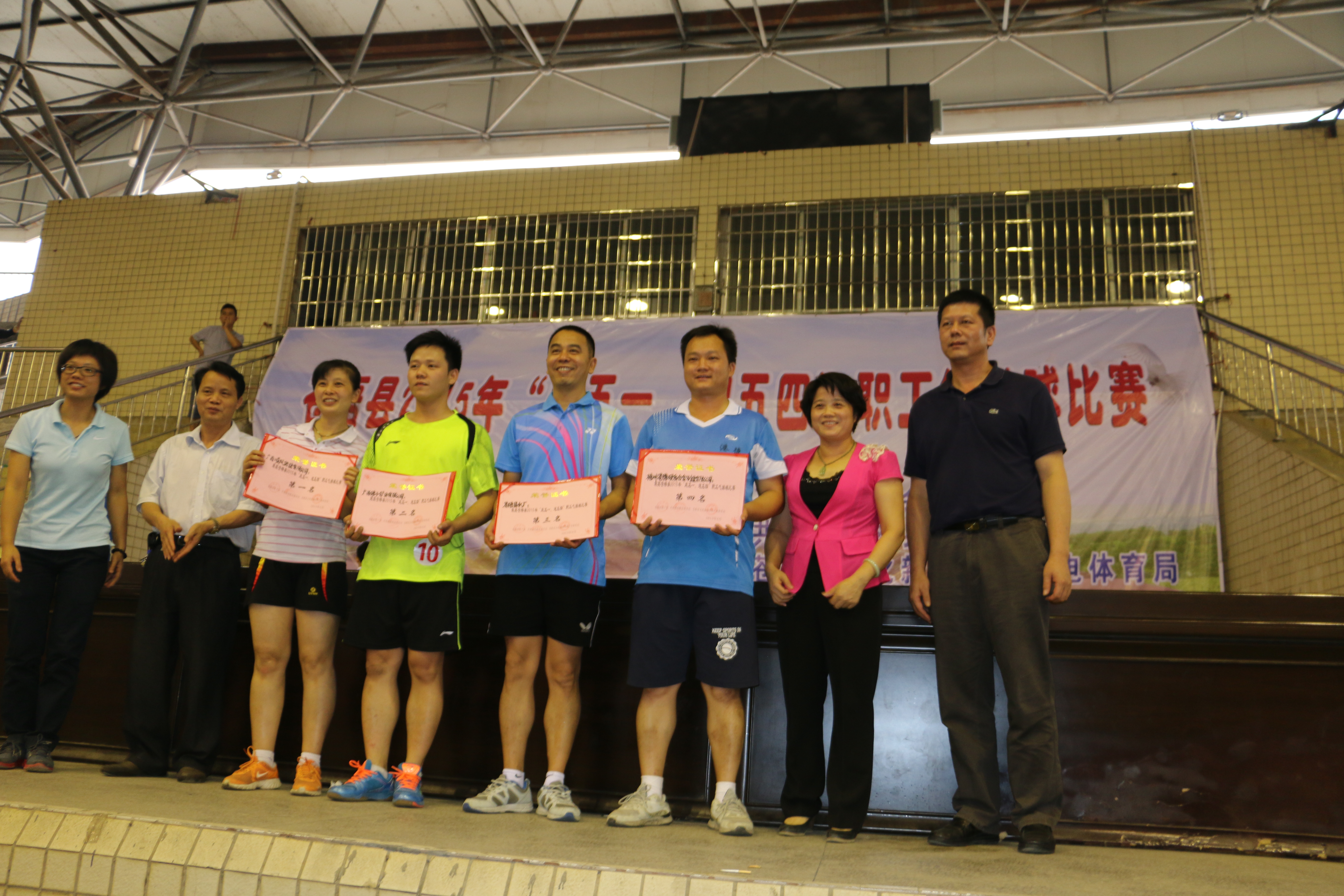 4月26日，由蒼梧縣總工會主辦、共青團(tuán)蒼梧縣委員會、蒼梧縣文化新聞出版廣電體育局聯(lián)合主辦的&ldquo;慶五一&bull;迎五四&rdquo;職工氣排球比