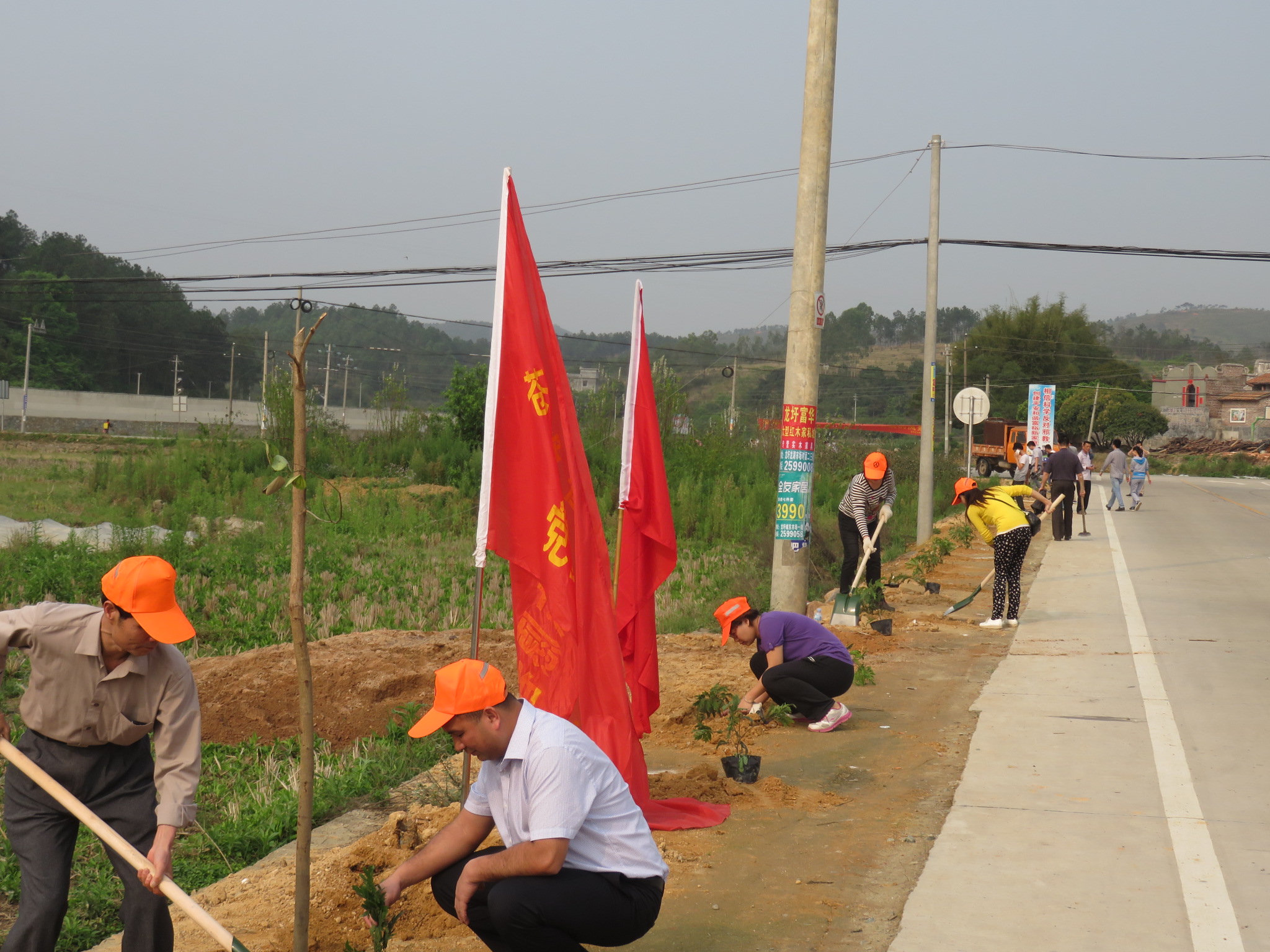 龍圩區(qū)領(lǐng)導(dǎo)與機(jī)關(guān)干部職工等人參加義務(wù)植樹活動(dòng)