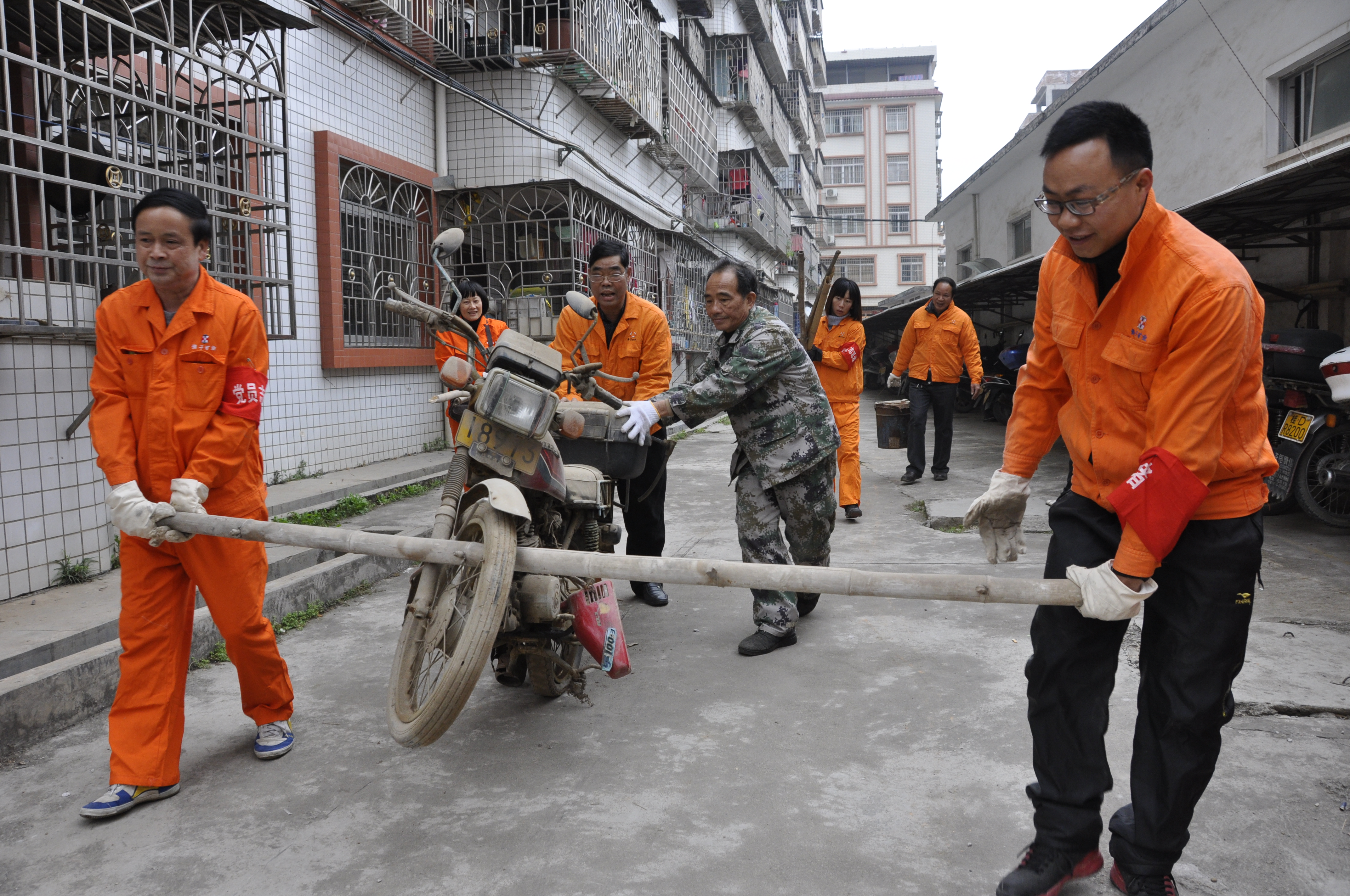 佛子公司開(kāi)展清理廢舊摩托車、自行車、生活垃圾志愿者服務(wù)活動(dòng)