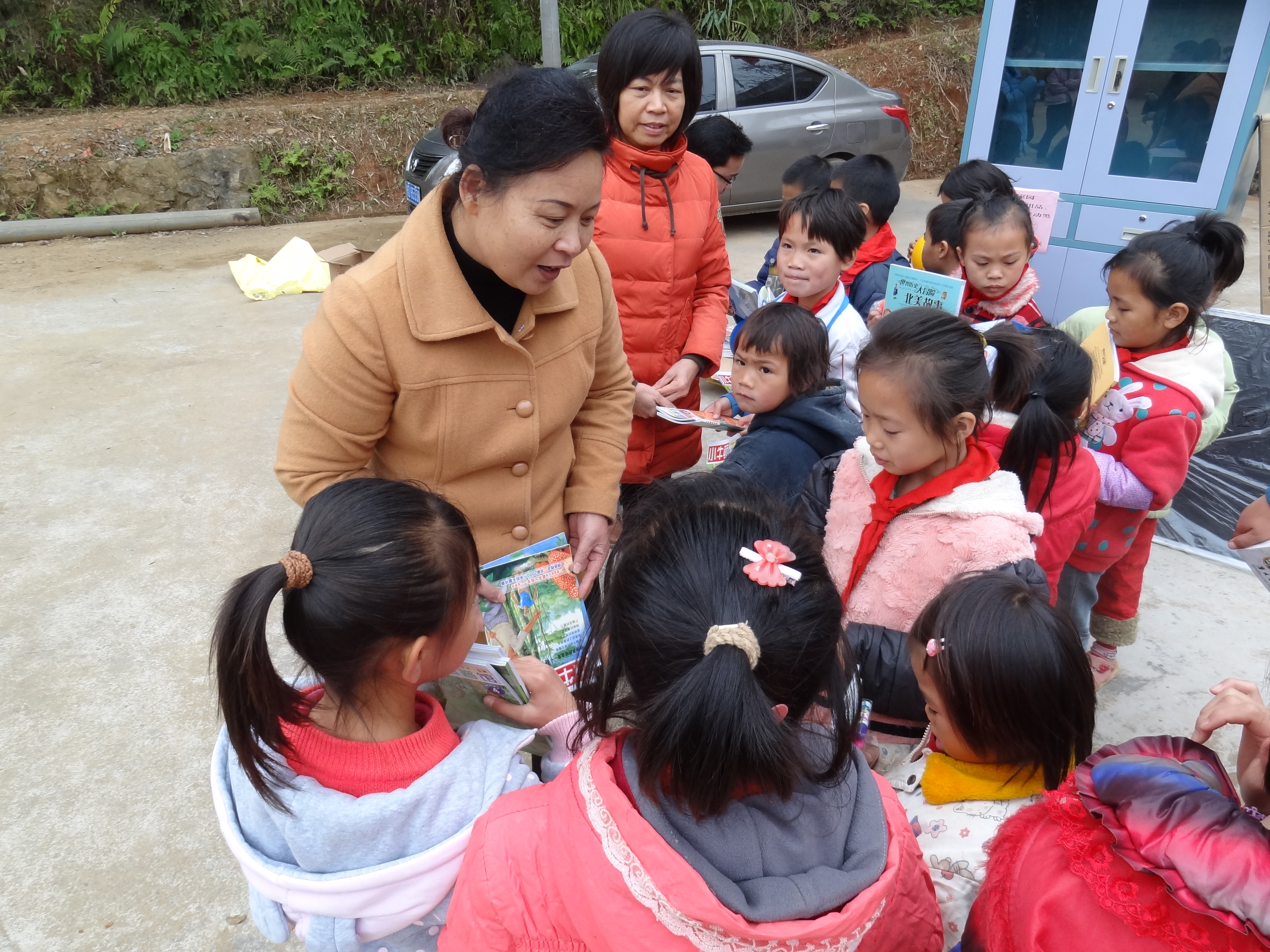 龍圩區(qū)總工會(huì)慰問(wèn)留守兒童