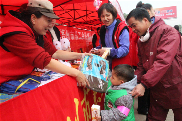 梧州市總工會黨員義工為返鄉(xiāng)務工的小孩送上書包.jpg