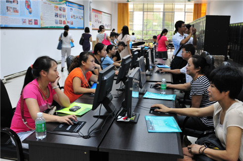 職工們?cè)谧x書日里到市總職工書屋閱讀圖書