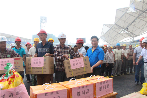 市總工會(huì)黨組書記、常務(wù)副主席為在建體育場(chǎng)農(nóng)民工送清涼