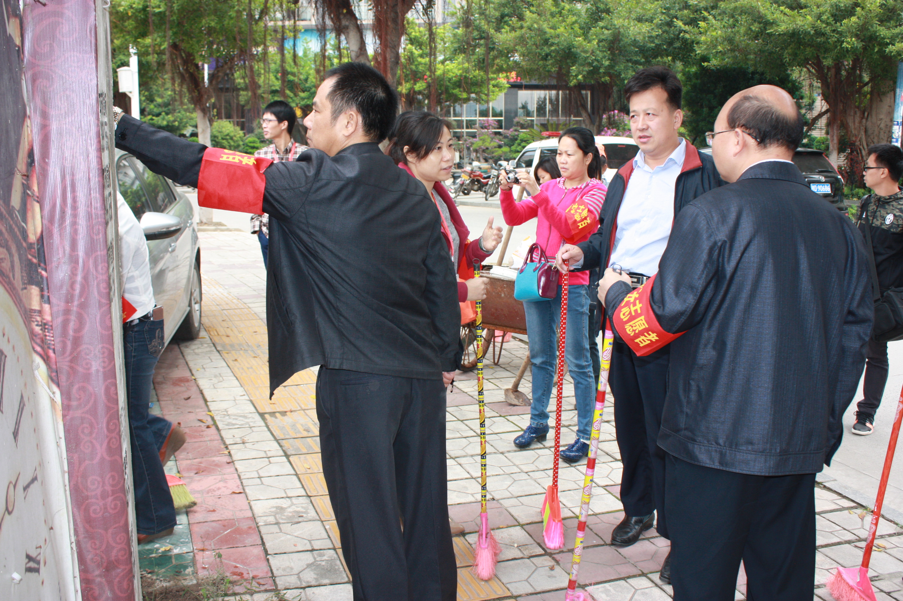 梧州市總工會組織黨員志愿者開展城鄉(xiāng)環(huán)境衛(wèi)生整治活動