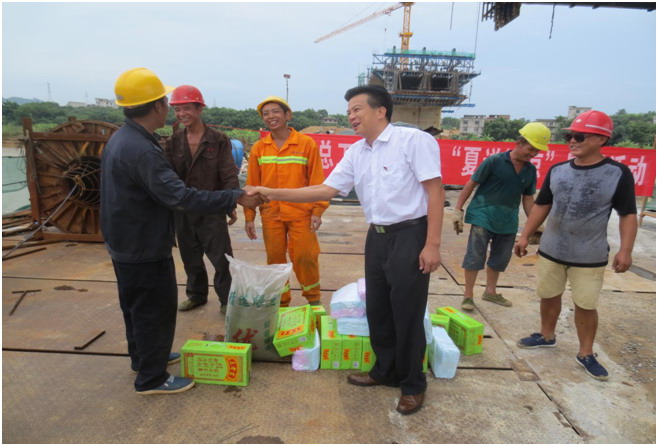 藤縣人大副主任、總工會(huì)主席陳淼東在衫花根大橋建設(shè)工地開展“夏送清涼”慰問活動(dòng).jpg