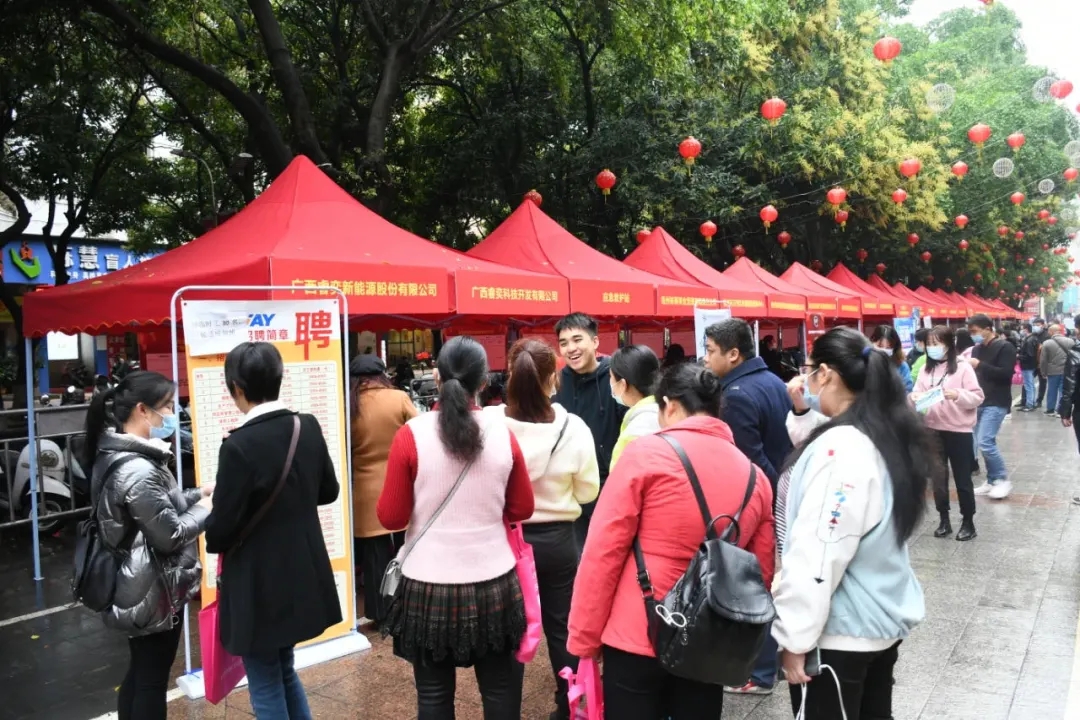 “春風送真情 就業(yè)暖民心”活動在旺城廣場舉行