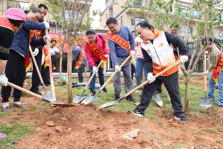 弘揚(yáng)勞模精神、勞動(dòng)精神、工匠精神！梧州勞模工匠義務(wù)植樹迎“五一”