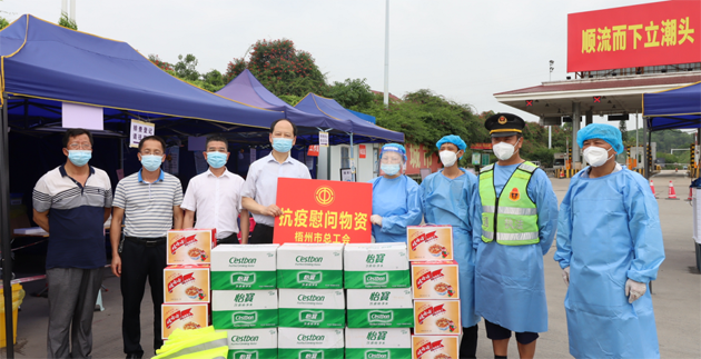 防疫有你 關(guān)愛有我丨市總工會(huì)慰問(wèn)堅(jiān)守疫情防控交通關(guān)卡一線工作人員