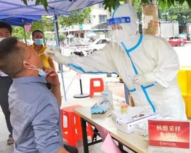 【“工”同抗疫 “會(huì)”聚力量】白衣執(zhí)甲，勇往直前！我市醫(yī)護(hù)人員奮戰(zhàn)在核酸采篩一線