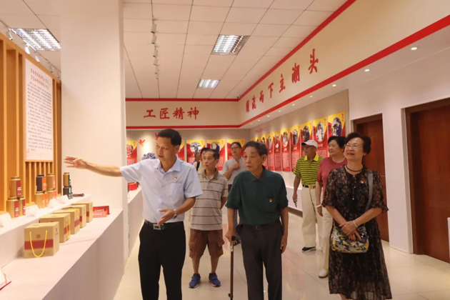 退休不褪色，丹心永向黨丨市總工會(huì)退休黨支部開(kāi)展主題黨日活動(dòng)