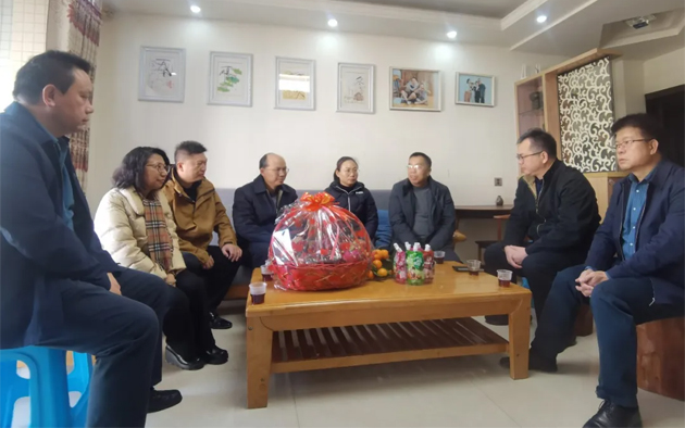 慰問(wèn)一線 情暖職工丨自治區(qū)總工會(huì)慰問(wèn)團(tuán)到梧州市開(kāi)展2026年元旦春節(jié)送溫暖慰問(wèn)活動(dòng)