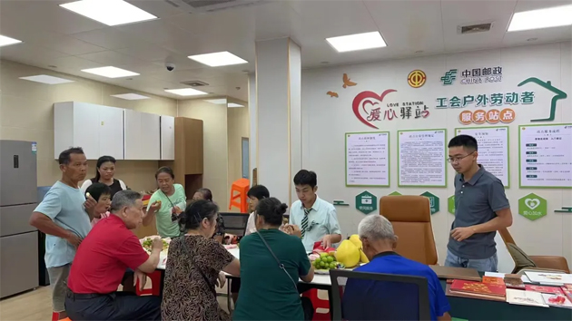 把思念和祝福郵回家丨藤縣郵政工會驛站開展外出務(wù)工人員免費郵寄月餅暨積分兌月餅活動