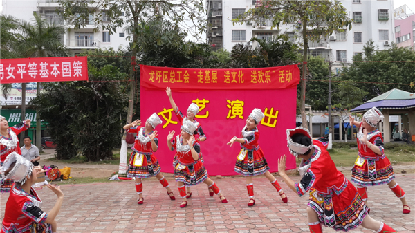 為豐富廣大職工群眾的精神文化生活，營(yíng)造歡樂(lè)祥和的節(jié)日氣氛，2015年春節(jié)期間龍圩區(qū)總工會(huì)深入開(kāi)展&ldquo;走基層 送文化 送歡樂(lè)