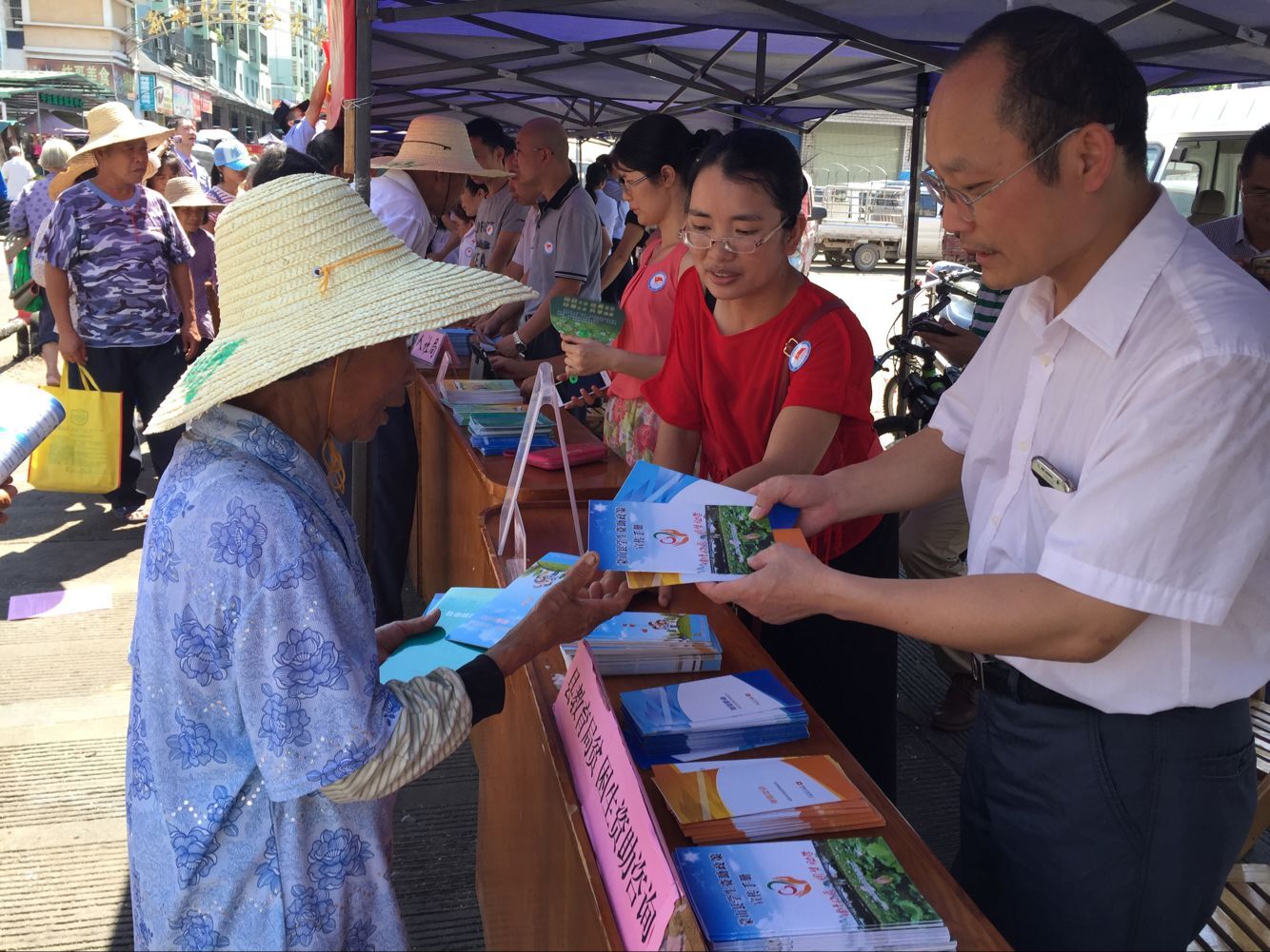 開展慶“七一”集中為民宣傳服務活動