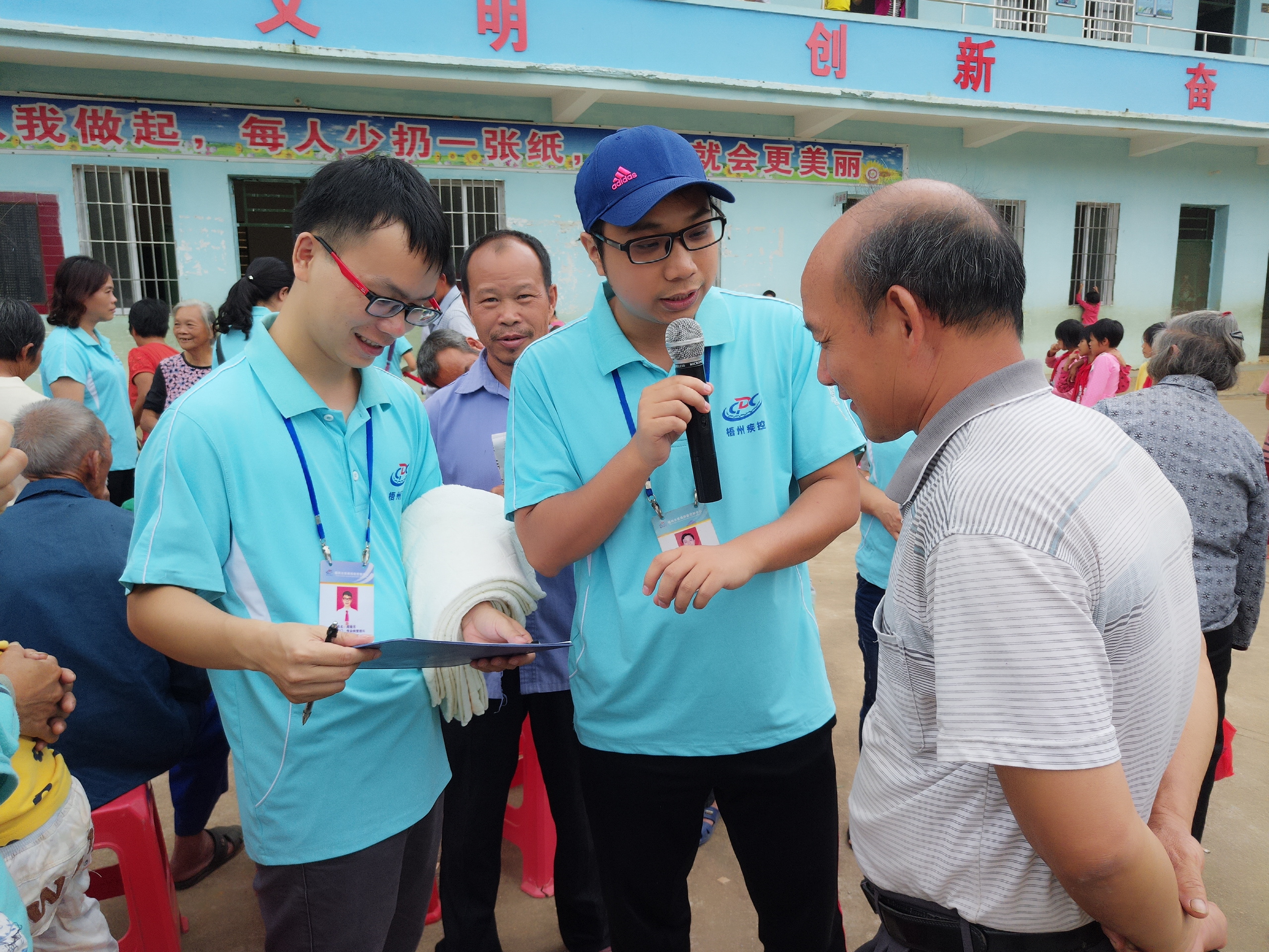 2016年10月14日市疾控中心工作人員在進(jìn)行有獎問答環(huán)節(jié)，與村民們互動。（陸紅玉  攝）.jpg