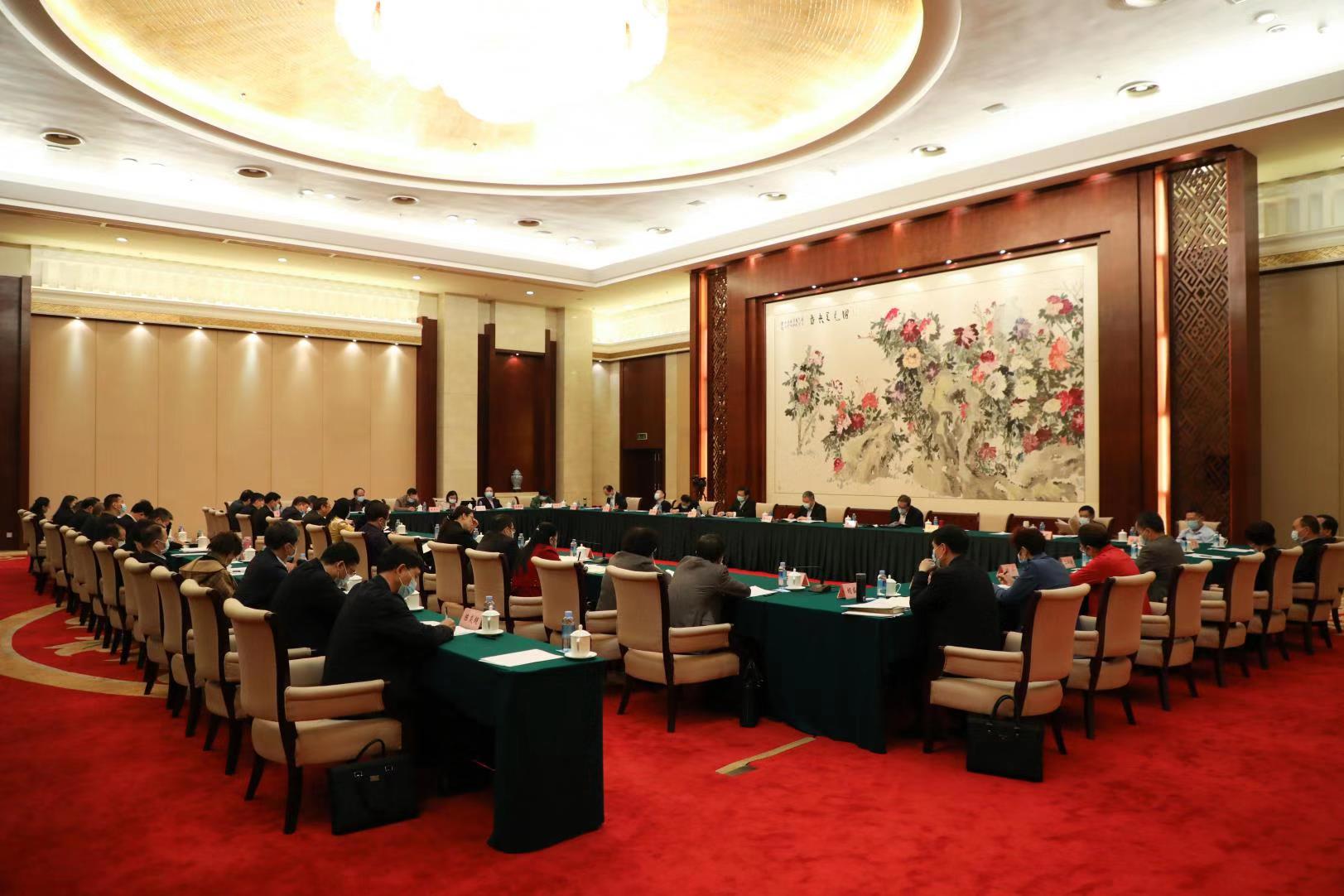 自治區(qū)政協(xié)十二屆四次會(huì)議召開期間，工會(huì)界別委員結(jié)合工作實(shí)際，積極建言獻(xiàn)策——