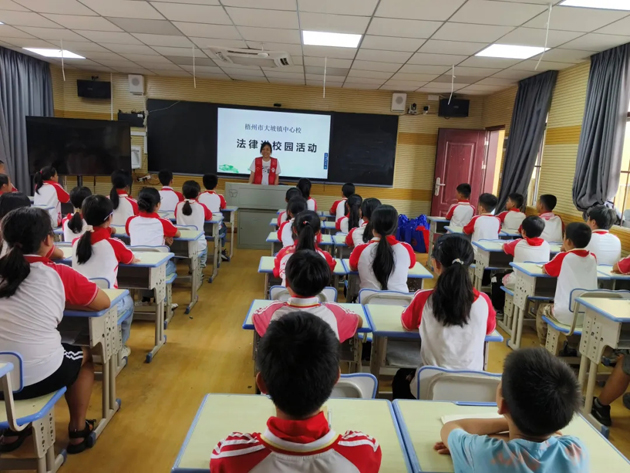 龍圩區(qū)總工會(huì)開(kāi)展“法律進(jìn)校園”活動(dòng)