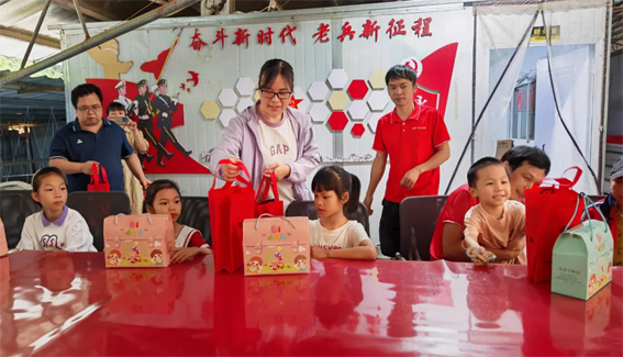 藤縣總工會開展“六一暖童心 關(guān)愛護成長”系列慰問活動，為300余名特殊群體兒童送溫暖