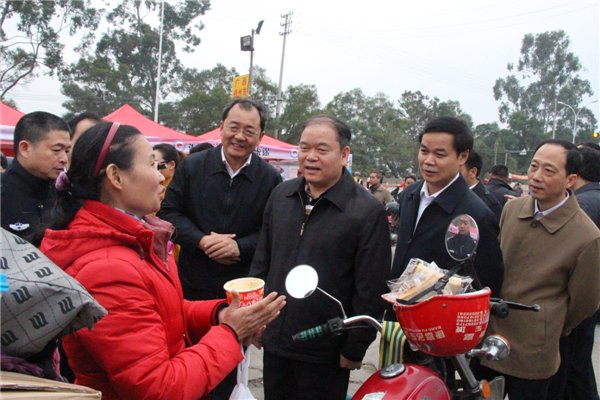 兩廣總工會主席在暖流行動中為返鄉(xiāng)農民工送溫暖