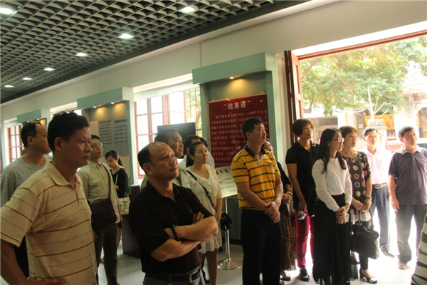 為踐行社會主義核心價值觀，進一步弘揚優(yōu)秀傳統(tǒng)文化，引領全市廣大職工群眾文明祭祖，文明追思。4月3日梧州市總工會組織干部職